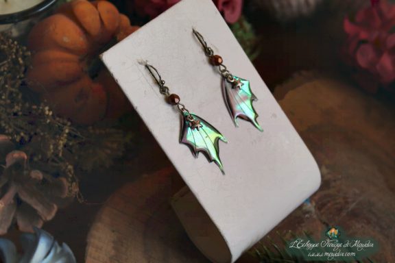 Boucles d'oreilles ailes de chauve-souris turquoise vertes avec perles, sur socle