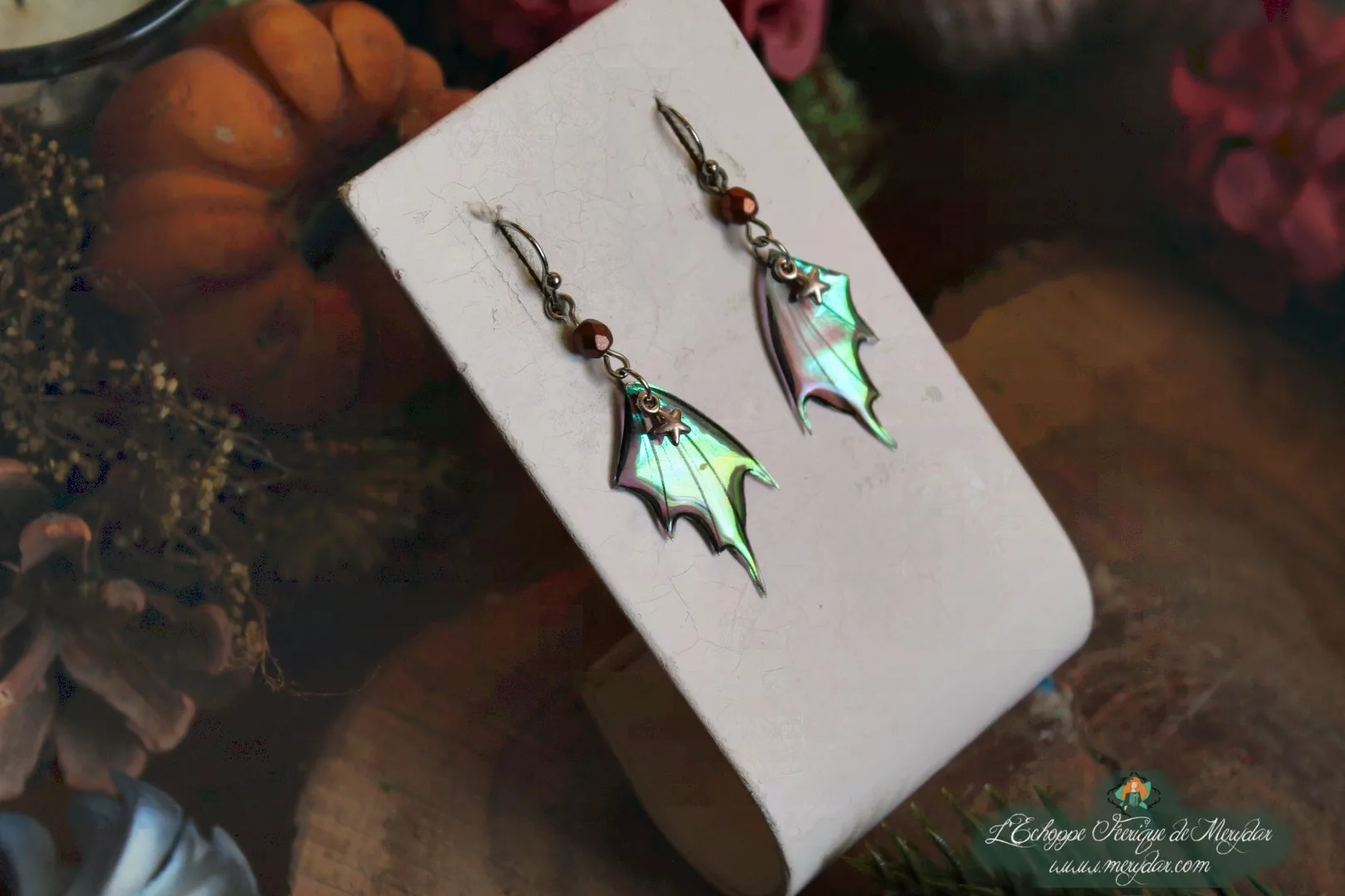 Boucles d'oreilles ailes de chauve-souris turquoise vertes avec perles, sur socle