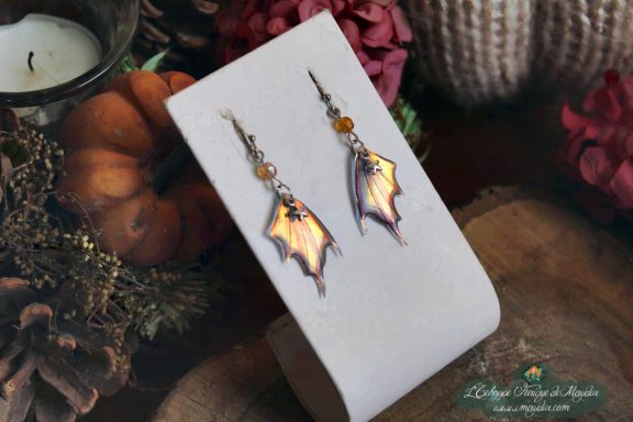 Boucles d'oreilles ailes de chauve-souris violettes avec perles, sur socle