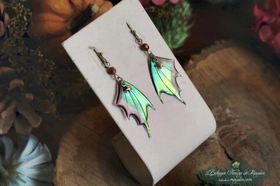 Boucles d'oreilles ailes de chauve-souris turquoise vertes avec breloque etoile, sur socle