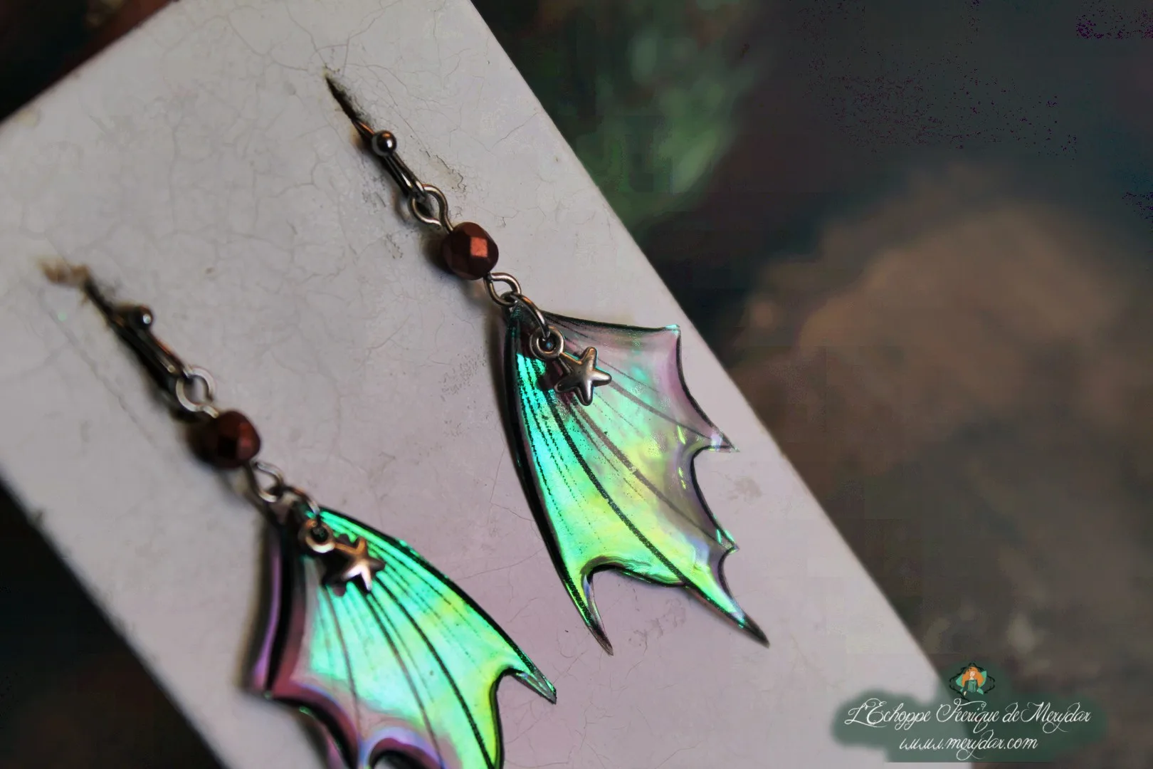 Boucles d'oreilles ailes de chauve-souris turquoise vertes avec perles, sur socle