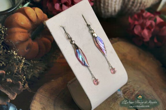 Boucles d'oreilles longues aile turquoise avec perles, sur socle