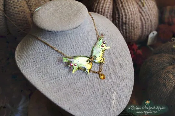 Collier pendentif renard aile blanche creme, presente sur buste porte-bijoux