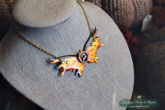 Collier pendentif renard aile orange, presente sur buste porte-bijoux