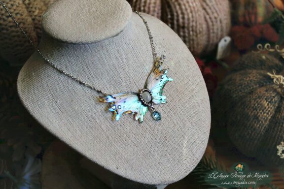 Collier pendentif renard petite aile blanche bleue, presente sur buste porte-bijoux