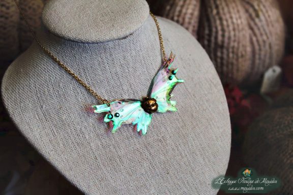 Collier pendentif renard petite aile violette, presente sur buste porte-bijoux