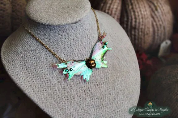Collier pendentif renard petite aile violette, presente sur buste porte-bijoux