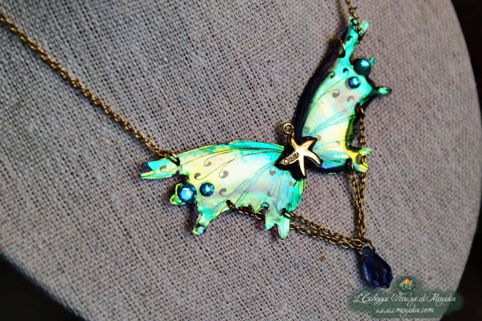 Collier pendentif renard aile turquoise verte avec perles et perle sombre, presente sur buste
