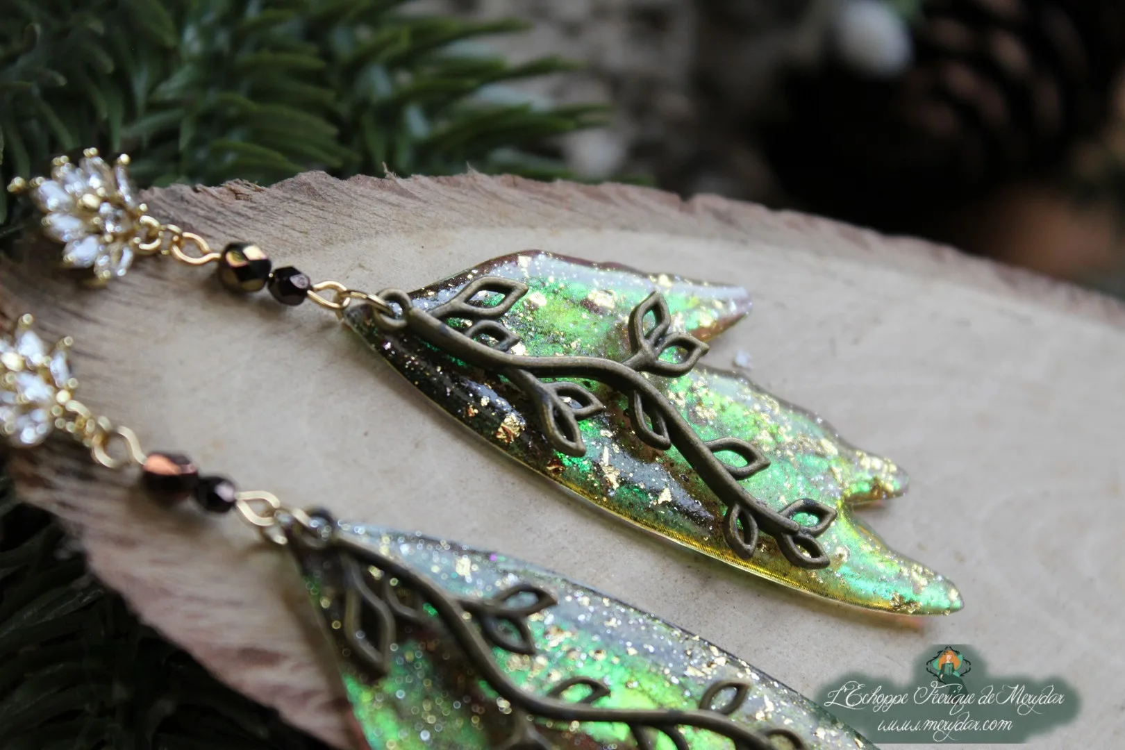 Boucles d'oreilles longues feuille verte jaune avec motif vigne, sur bois