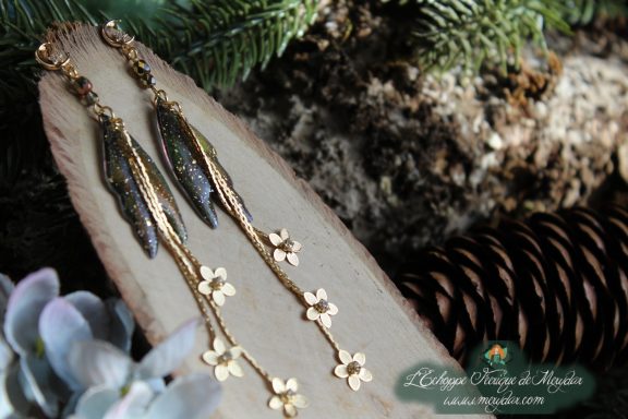 Boucles d'oreilles longues plume doree avec fleurs de cerisier, sur bois