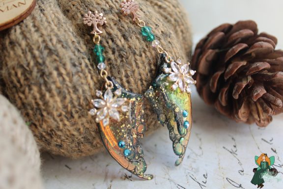 Boucles d'oreilles aile orange turquoise avec breloque fleur