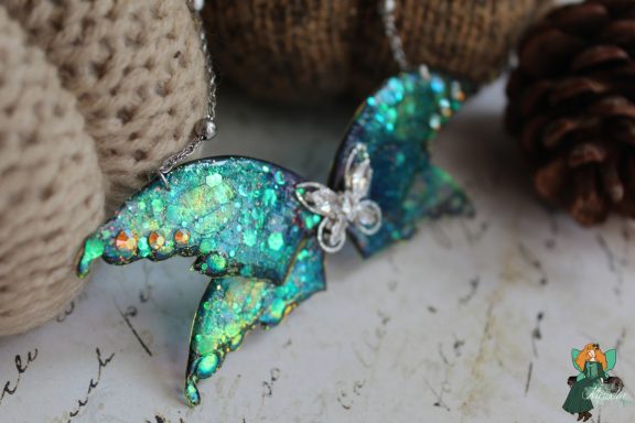 Pendentif aile de chauve-souris verte pailetee avec breloque papillon, chaine