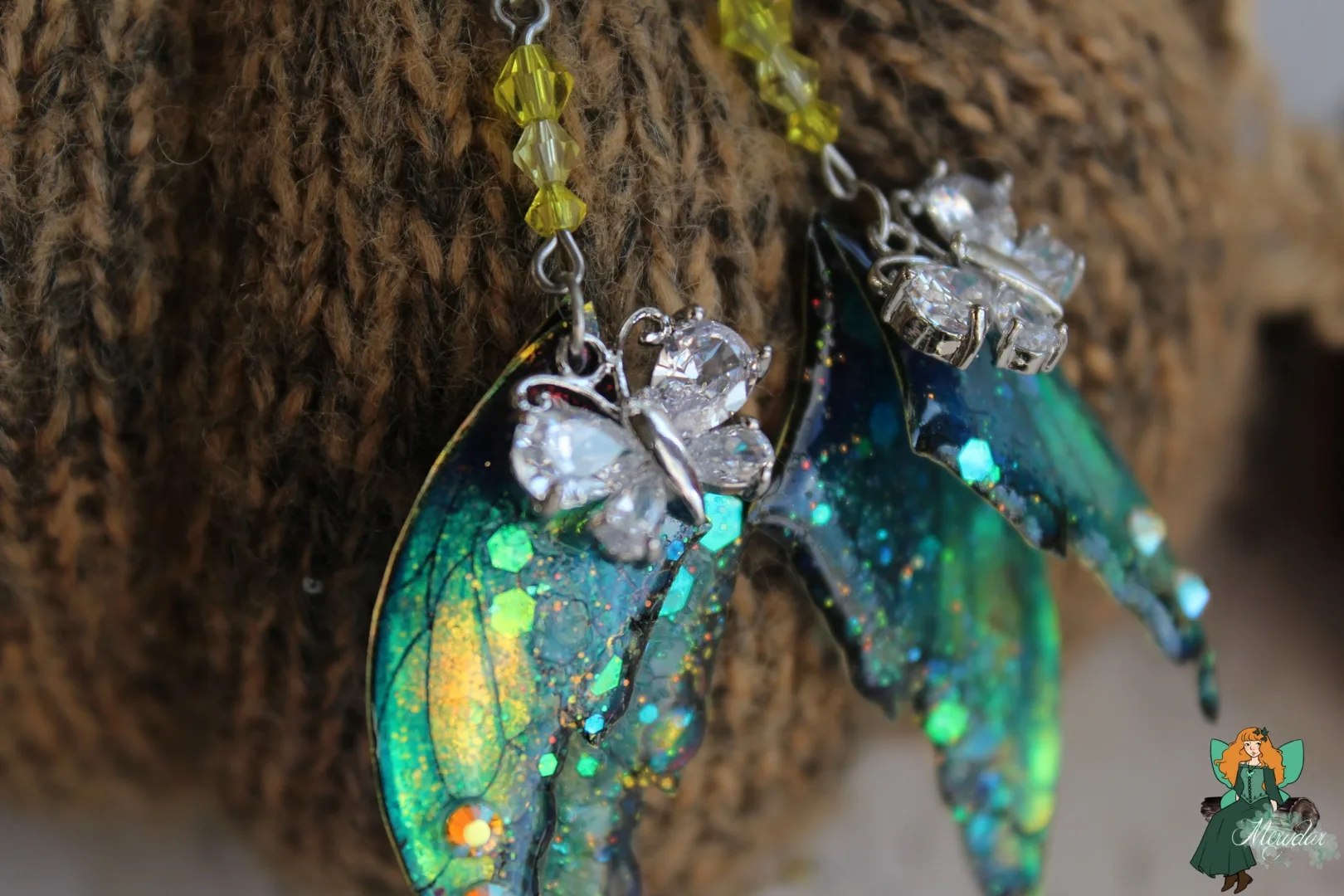 Boucles d'oreilles aile de chauve-souris verte avec breloque papillon