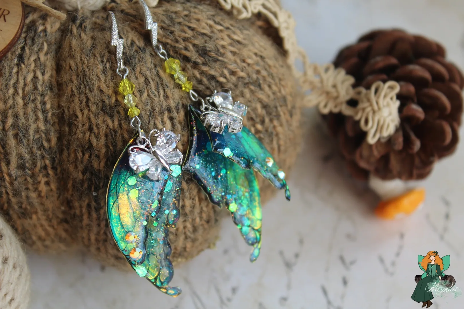 Boucles d'oreilles aile de chauve-souris verte bleue pailetee