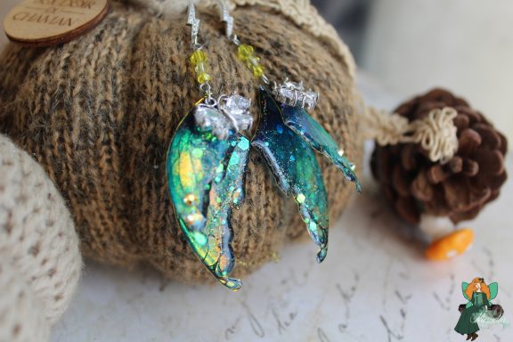 Boucles d'oreilles aile de chauve-souris verte bleue, vue rapprochee variante