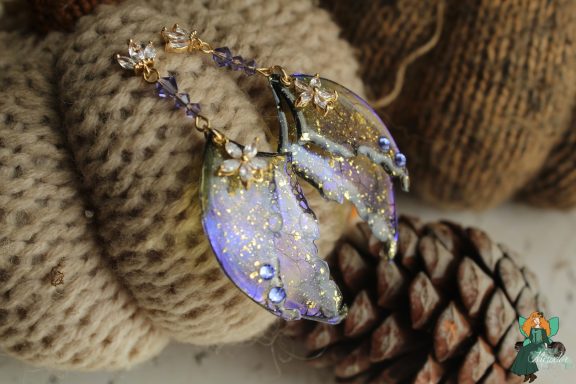 Boucles d'oreilles aile de chauve-souris violette pailetee avec gemmes