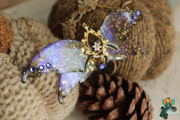 Pendentif aile violette pailetee avec gemmes, gros plan variante