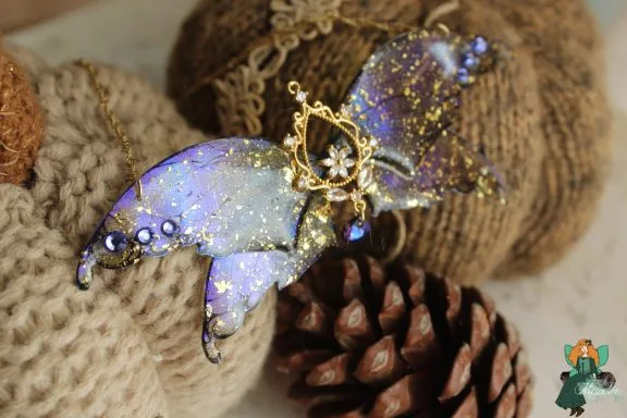 Pendentif aile violette pailetee avec gemmes, gros plan variante