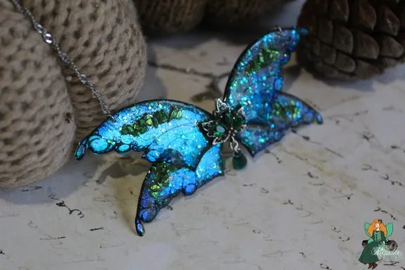 Pendentif aile de chauve-souris bleue turquoise pailetee avec breloque gemme, chaine