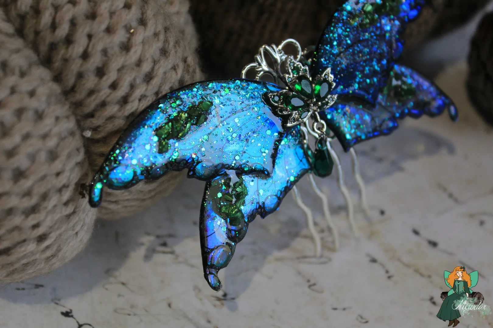 Peigne a cheveux aile de chauve-souris bleue avec breloque fleur ornee