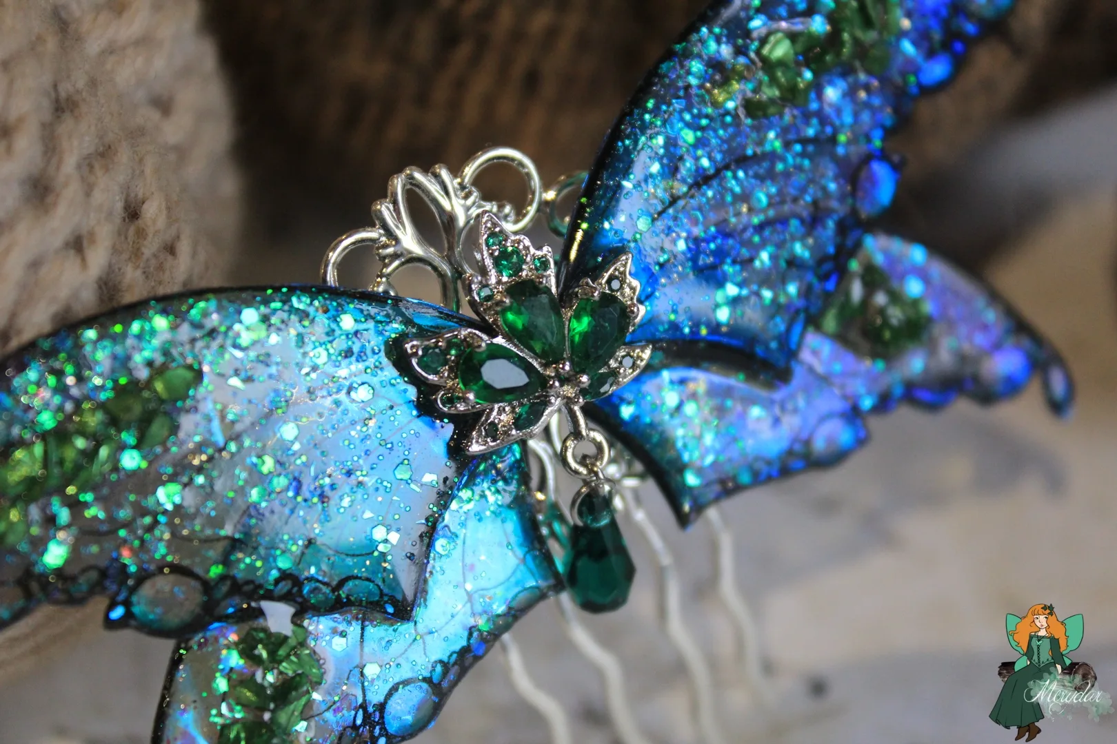 Pendentif aile de chauve-souris bleue verte avec breloque argentee ornee