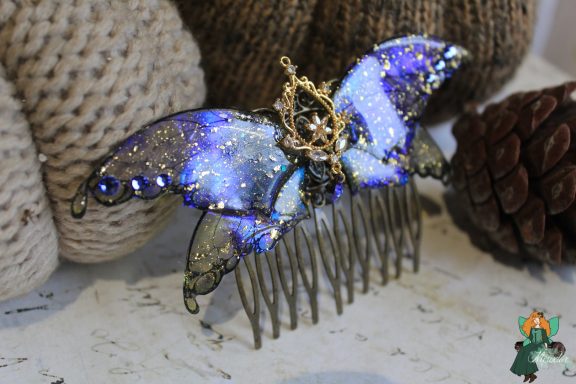 Peigne a cheveux aile de chauve-souris violette bleue pailetee avec breloque doree