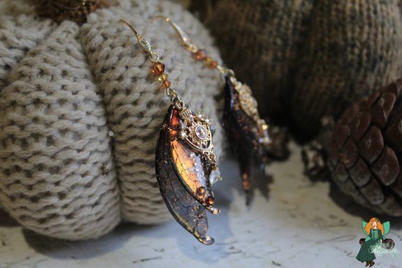 Boucles d'oreilles aile de chauve-souris orange doree pailetee avec breloque ornee