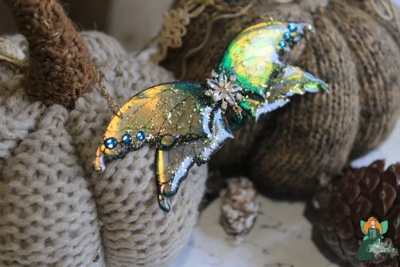Pendentif aile de chauve-souris doree jaune avec breloque fleur argentee