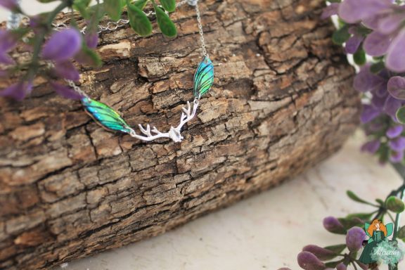 Collier pendentif aile feuille turquoise avec breloque ramure argentee
