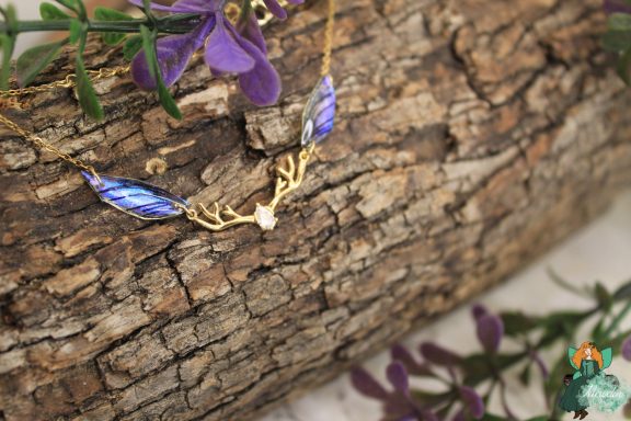 Bracelet aile plume bleue violette avec breloque ramure doree