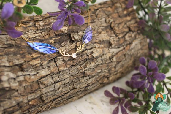 Bracelet aile plume bleue violette avec breloque ramure doree, variante