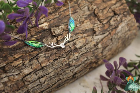 Bracelet aile plume bleue verte avec breloque ramure argentee