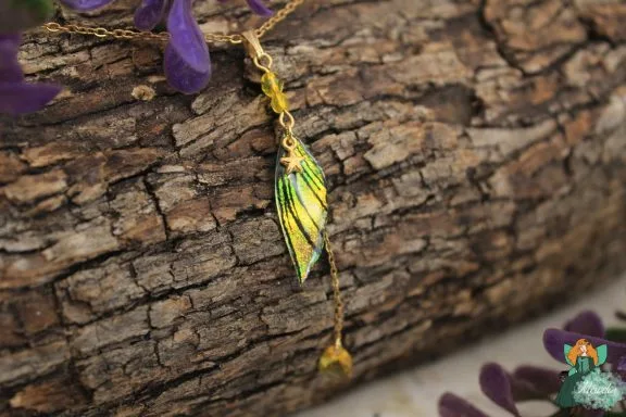 Pendentif aile plume jaune avec perle ambre pendante, gros plan