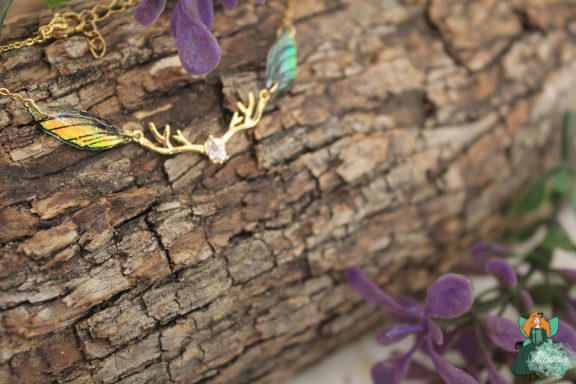 Bracelet aile plume jaune verte avec breloque ramure doree