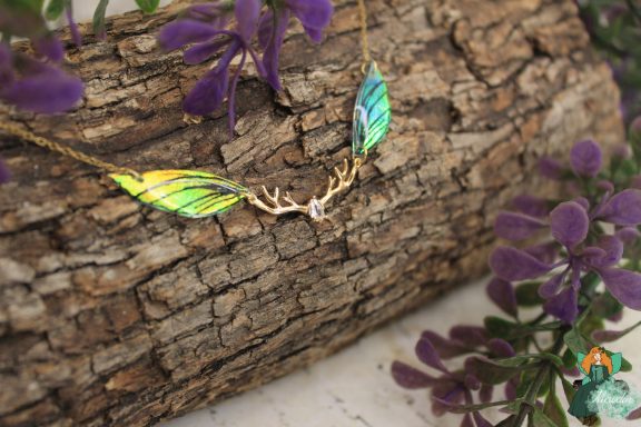 Bracelet aile plume jaune verte avec breloque ramure doree, variante