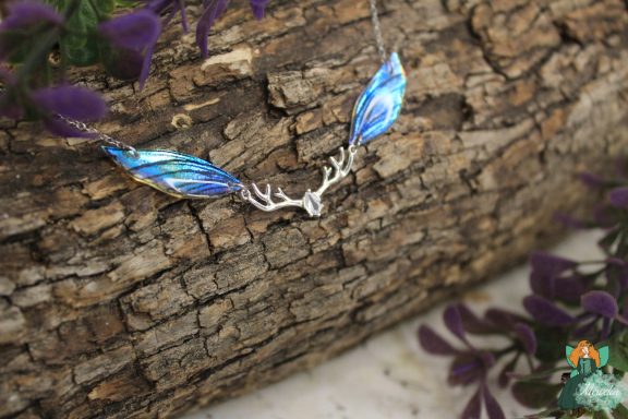 Bracelet aile plume bleue avec breloque ramure argentee