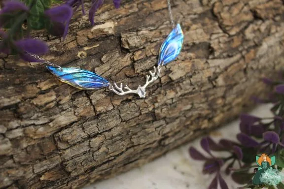 Bracelet aile plume bleue avec breloque ramure argentee