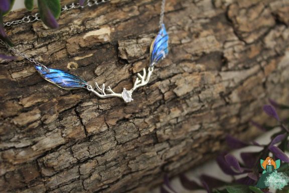 Bracelet aile plume bleue avec breloque ramure argentee, gros plan