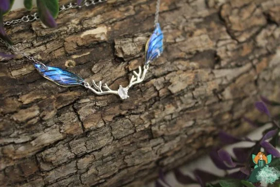 Bracelet aile plume bleue avec breloque ramure argentee, gros plan