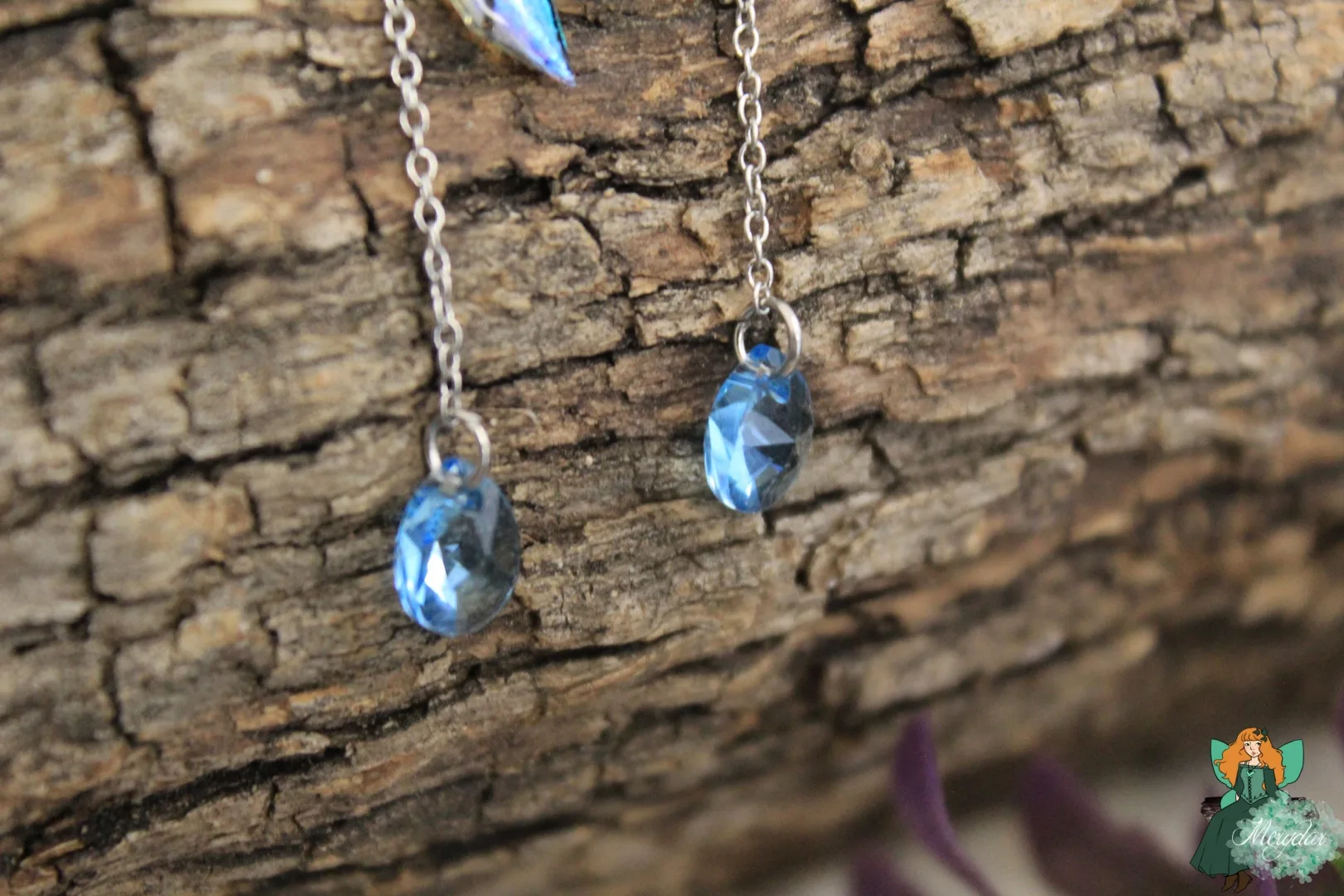 Boucles d'oreilles gouttes bleues sur chaine argentee