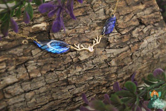 Bracelet aile plume bleue violette avec breloque ramure doree