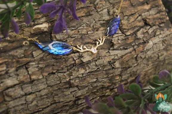 Bracelet aile plume bleue violette avec breloque ramure doree