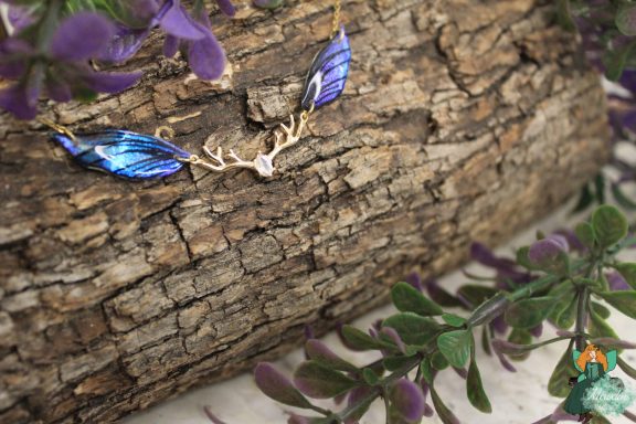 Bracelet aile plume bleue avec breloque ramure doree, autre angle