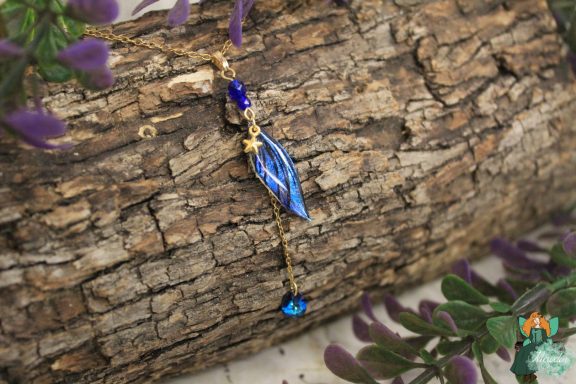 Pendentif aile plume bleue avec perle bleu fonce pendante, chaine doree