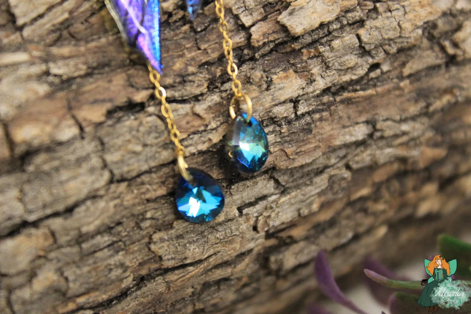 Pendentif gemme bleue avec aile plume, chaine doree