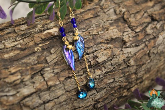 Boucles d'oreilles aile plume bleue violette avec perles bleues pendantes