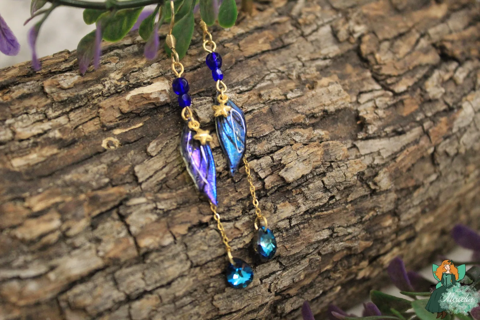 Boucles d'oreilles aile plume bleue violette avec perles bleues pendantes