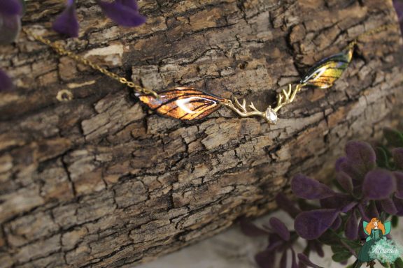 Bracelet aile plume orange avec breloque ramure doree