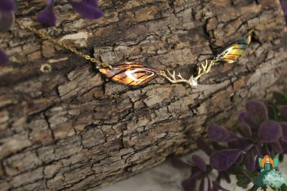 Bracelet aile plume orange avec breloque ramure doree