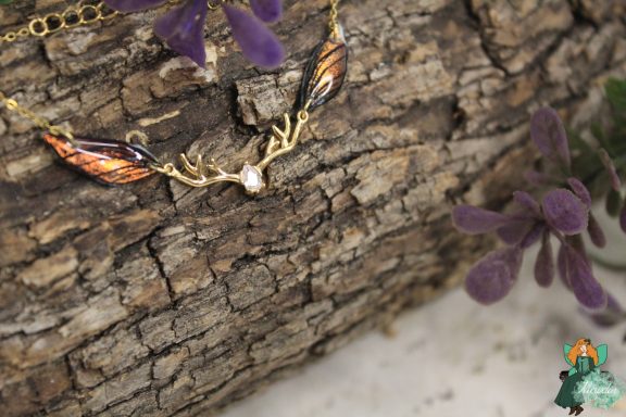 Bracelet aile plume orange avec breloque ramure doree, autre variante